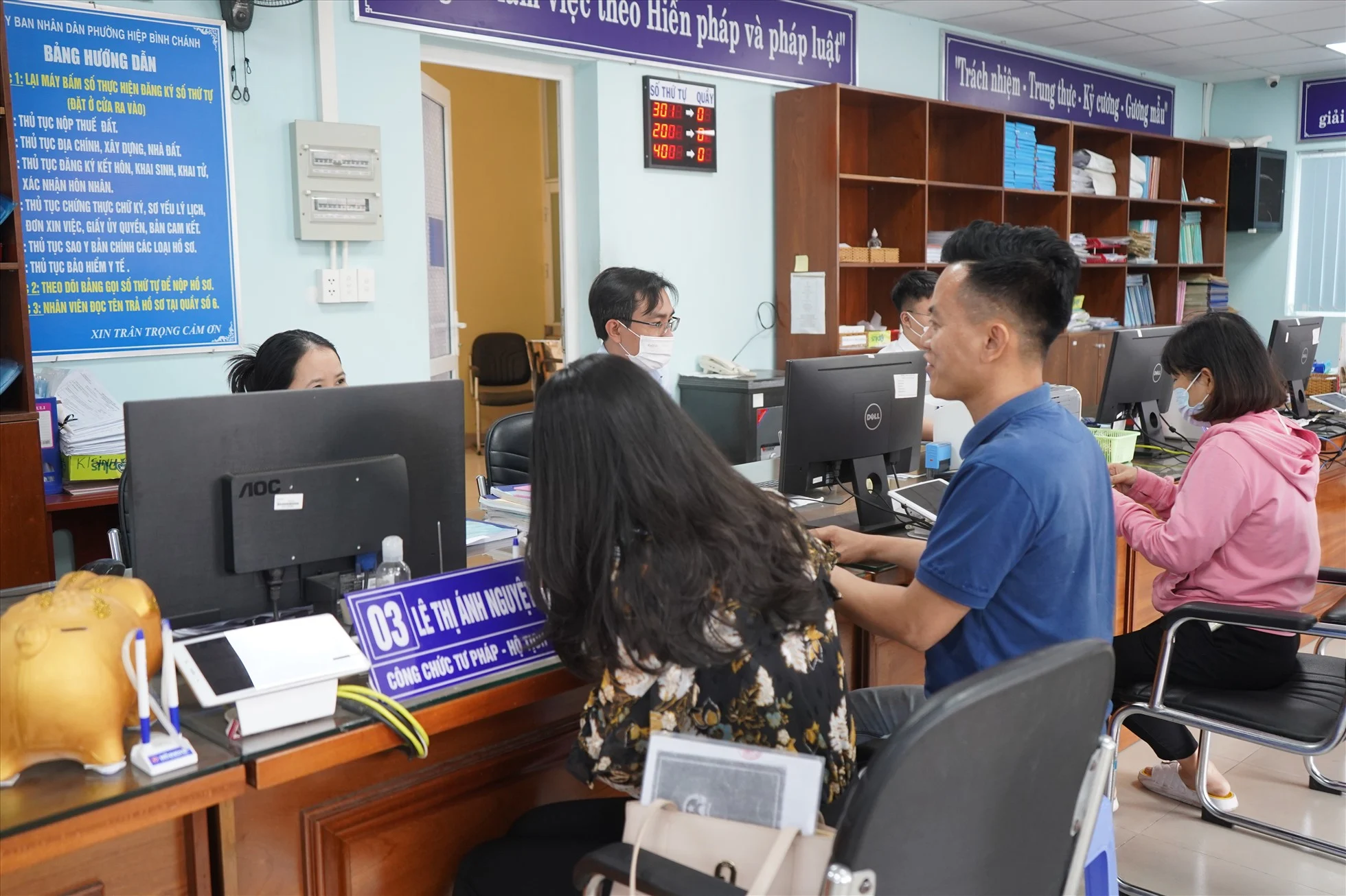 Ảnh: Nộp hồ sơ xin giấy phép có thời hạn tại Ủy ban nhân dân Ảnh: Nộp hồ sơ xin giấy phép có thời hạn tại Ủy ban nhân dân