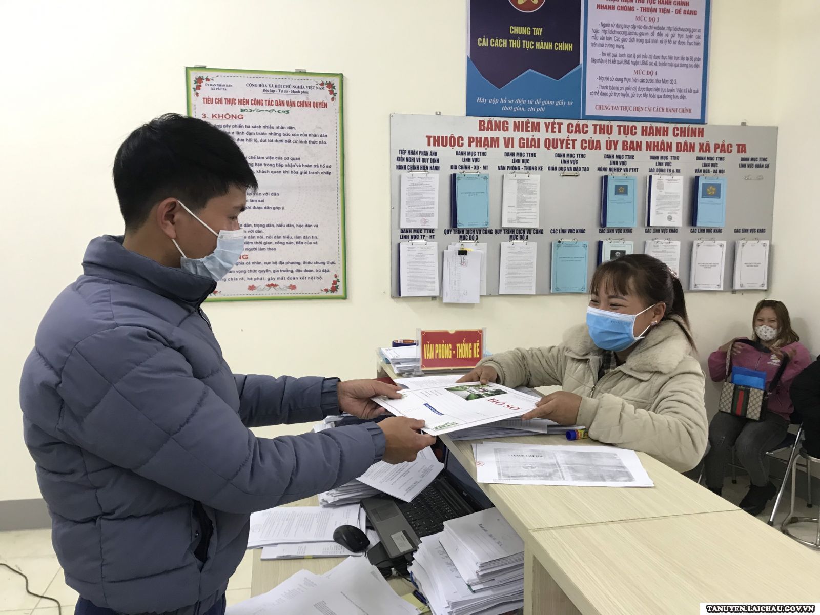 Ảnh: Ủy ban nhân dân tiếp nhận hồ sơ xin giấy phép xây dựng tạm thời Ảnh: Ủy ban nhân dân tiếp nhận hồ sơ xin giấy phép xây dựng tạm thời
