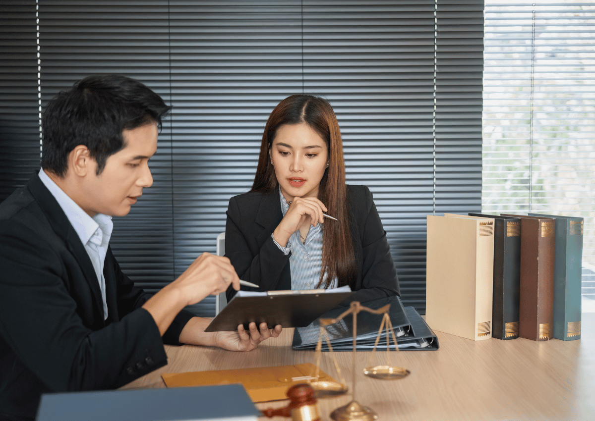 Khi nào giấy phép xây dựng mang tên người khác trở thành rào cản pháp lý? 2 Quy định pháp luật và thủ tục khi chuyển nhượng quyền sử dụng đất
